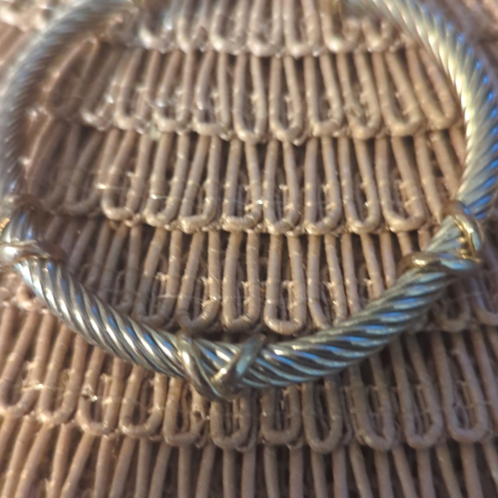 Twisted cable X bangle - Picture 2 of 4